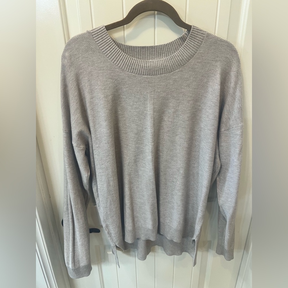 Cyrus Women's Light Gray Crew Neck Sweater